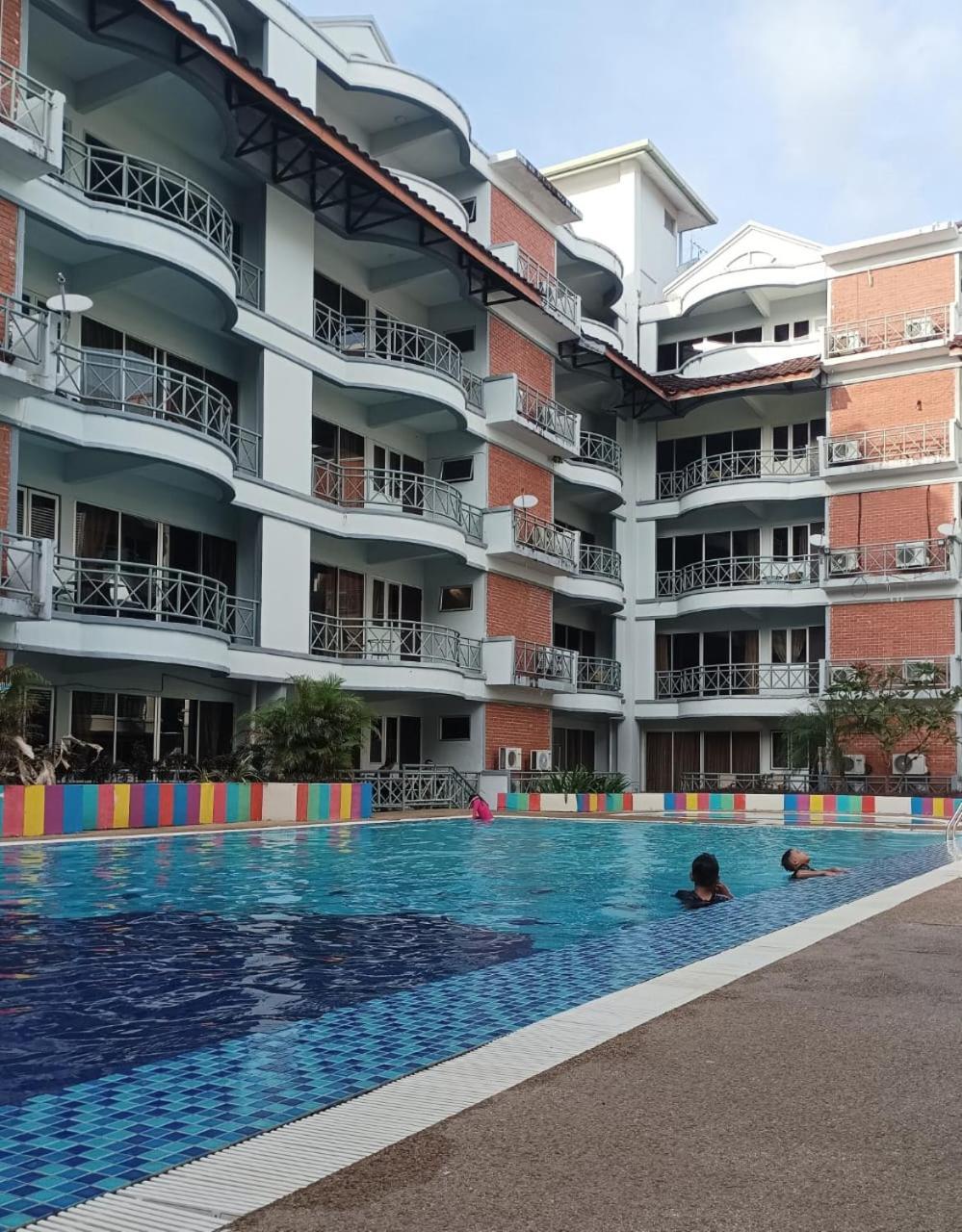 Perdana Beach Apartment Padang Mat Sirat Exterior photo